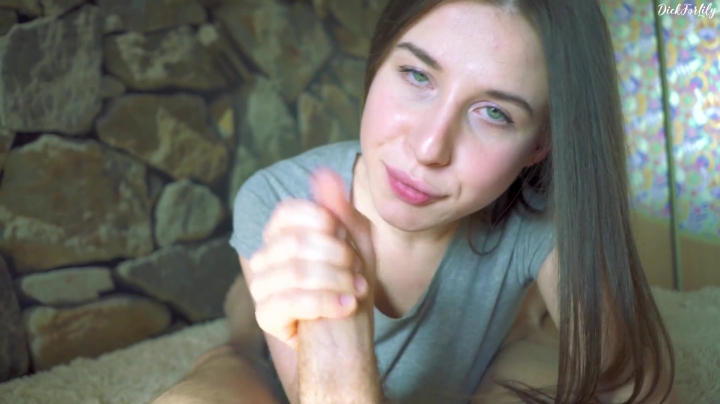 Молодая художница делает минет своему юному другу - секс порно видео